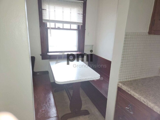 Building Photo - 2055 E Prairie Ave