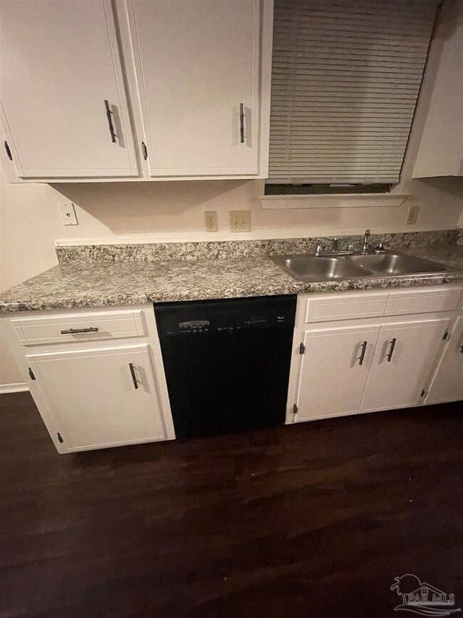 Building Photo - 10049 Hillview Rd