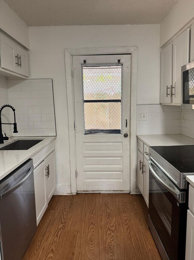 Building Photo - 5/2. Tampa MOVE IN BEFORE END OF June and JULY’S RENT FREE!!!