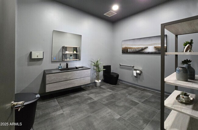 Building Photo - 920 E Devonshire Ave