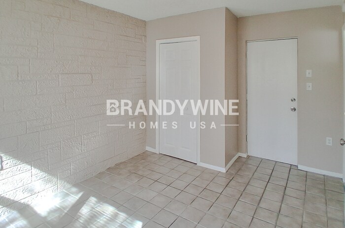 Building Photo - 9923 Woodridge Ct