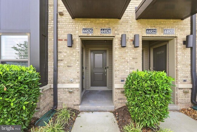 Building Photo - 44824 Tiverton Sq