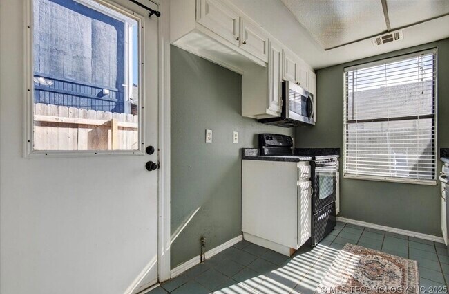 Building Photo - 420 N Cummings Ave