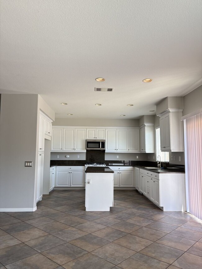 Building Photo - 4 Bed 3 Bath Home for Rent in Murrieta