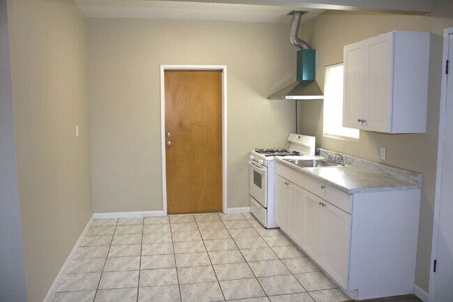 Building Photo - 1 Bed/1 Bath Studio for Rent! 1 Mile from ...
