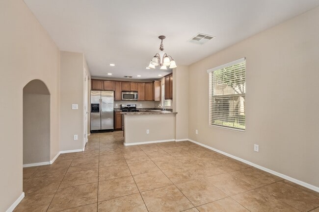 Building Photo - Welcome Home 3B/2BA in Lyons Gate!
