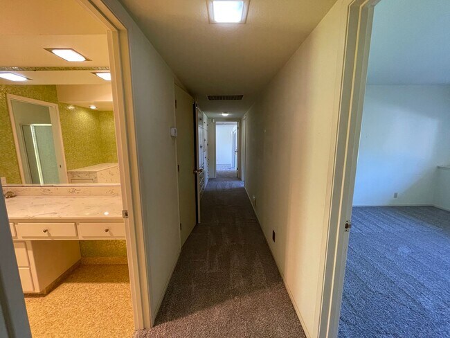 Building Photo - Custom home located next to Oakdale Country Club!