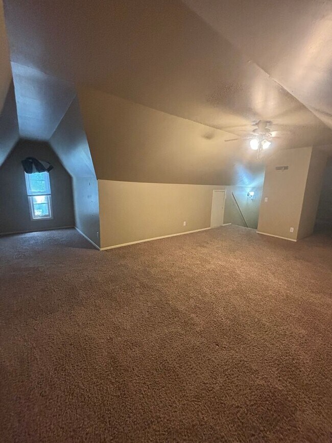 Building Photo - 3 Bedroom, 3 Bathroom Home Available  2-Car Garage & Spacious Living Near WSU.
