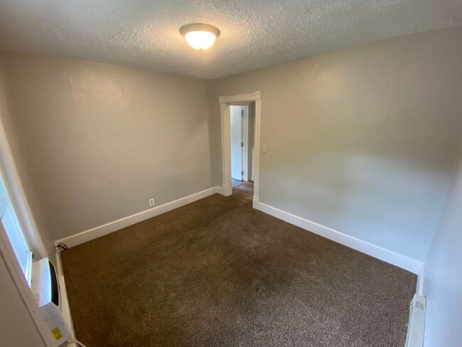 Building Photo - Newly Updated 2 Bedroom