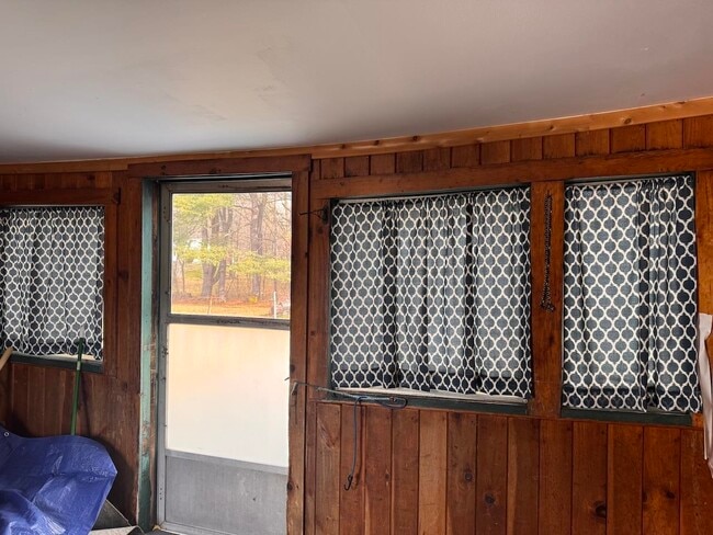 Building Photo - 814 Brattleboro Rd