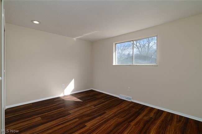 Building Photo - 8671 Ashwood Dr