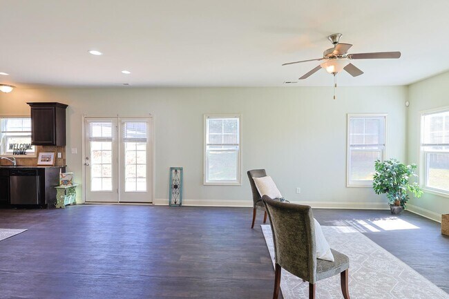 Building Photo - 1628 Mount Rainer Dr