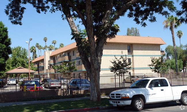 Building Photo - Oaktree Apartments