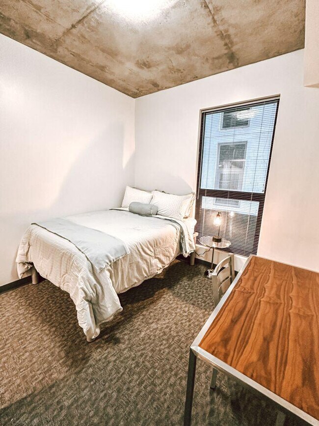 Building Photo - 1031 N Park Ave