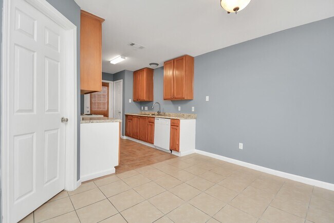 Building Photo - 11899 Algonquin Dr