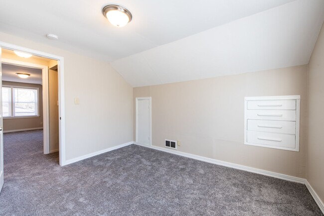 Building Photo - 4 bed 1 bath home for rent