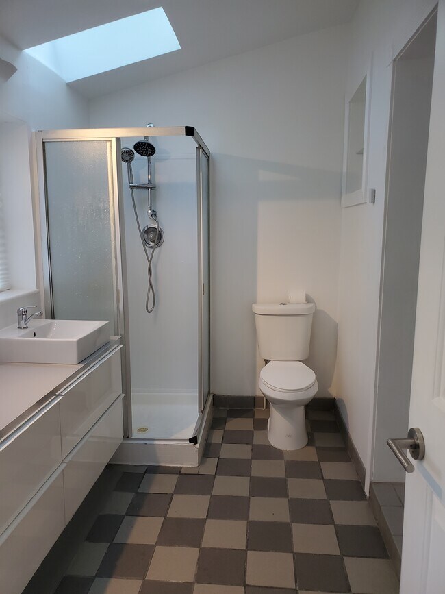 rear bath 1 - 4614 Chester Ave
