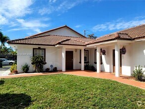Building Photo - 7565 N Augusta Dr
