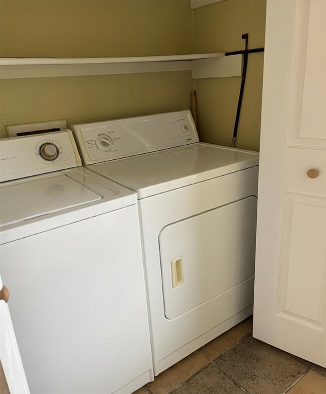 Building Photo - Spacious 2 Bed / 2 Bath Unit in Tulsa