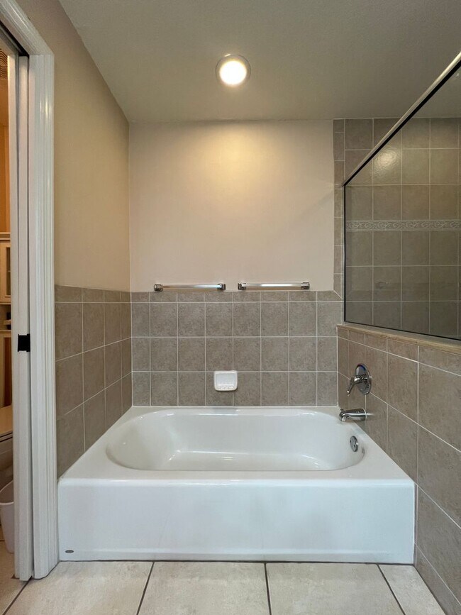 Building Photo - Furnished/Short Term Rental ** Available 9...