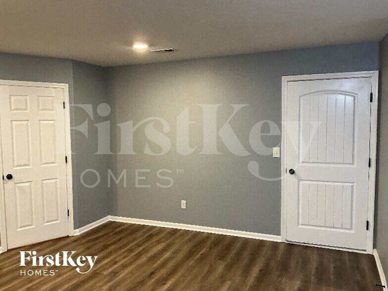 Building Photo - 5110 N Bellaire Ave