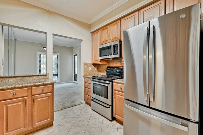 Building Photo - Large, Comfy 2BR, 2BA Condo with Convenient Location