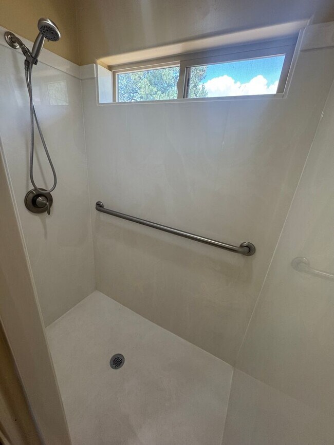 Building Photo - Beautiful 2 Bedroom Home In Central