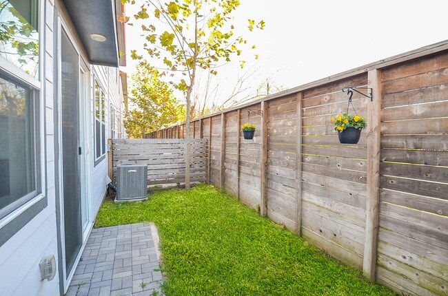 Building Photo - 9577 Neuens Rd