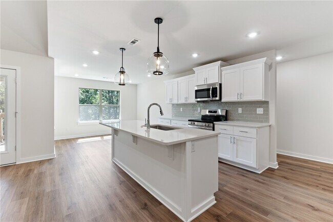 Building Photo - 17 Hollow Way Dr