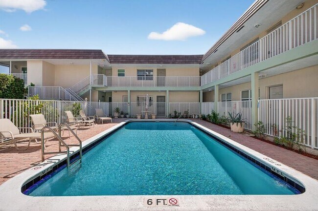 Building Photo - 1450 N Riverside Dr