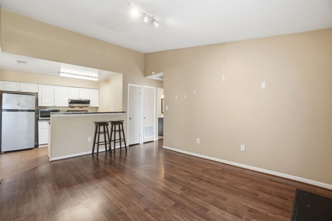 Building Photo - NICELY UPDATED 1 BEDROOM 1 BATHROOM CONDO IN EXCELLENT LOCATION!!