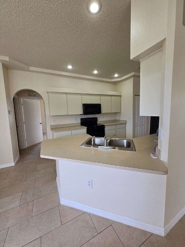 Building Photo - "Charming 3-Bed, 2-Bath Haven in Spring Hill – Your Perfect Florida Retreat!"