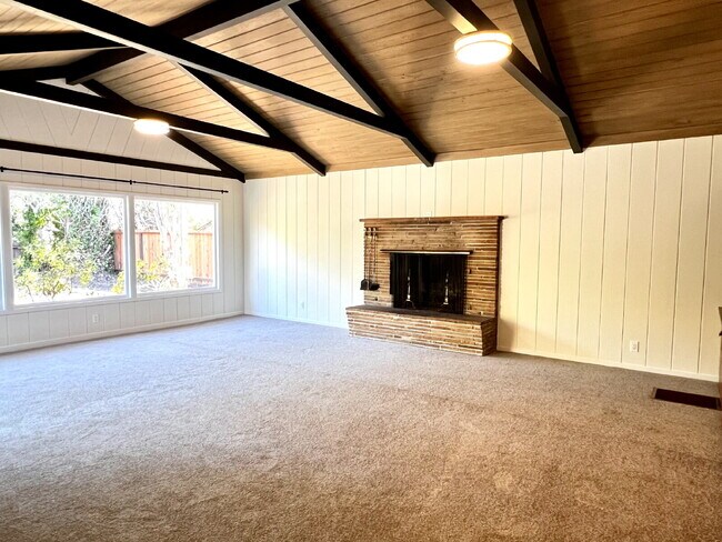 Building Photo - Lovely 3+ Bedroom Single Story Home in San Rafael!