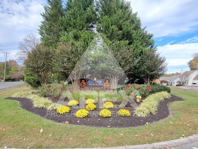 Building Photo - Beautiful 3 Bd/2.5 Ba Single Family home w/Bonus Rm in West Knoxville!