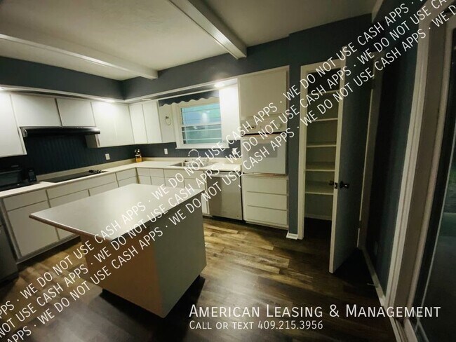 Building Photo - Perfect Home for anyone looking for a blen...