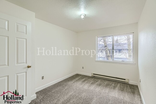 Building Photo - COming Soon! Charming & Convenient Living in Southeast Portland!