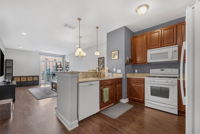 Building Photo - Beautiful 2 Bedroom, 2 Bath Condo In The H...