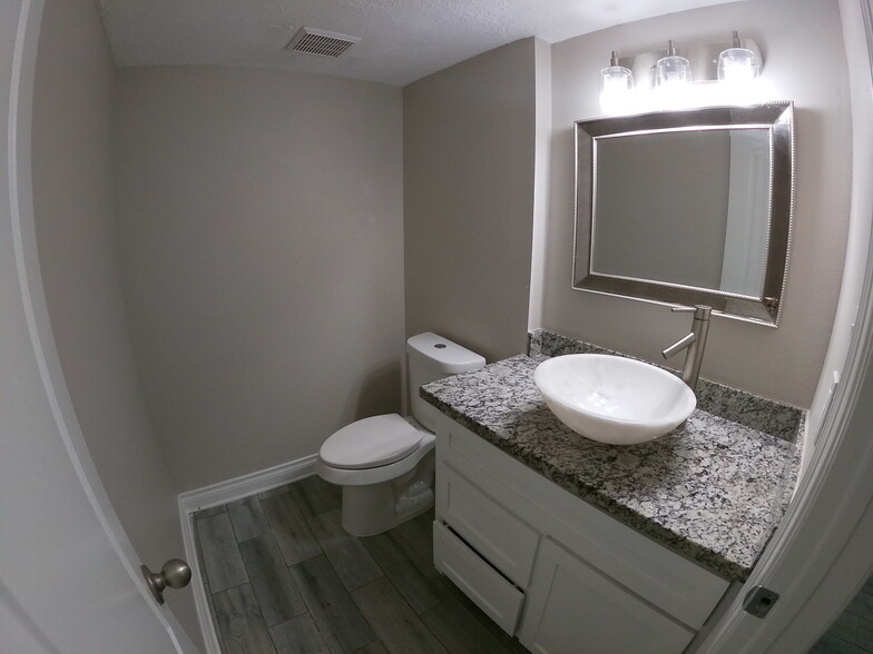 1/2 Bath - 2614 N Woodloch St