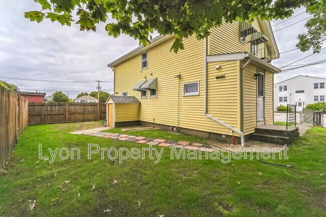 Building Photo - 23 Slade St