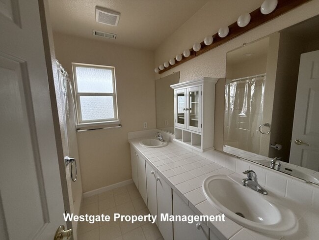 Building Photo - 821 B St