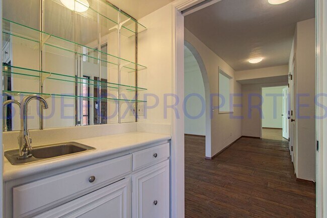 Building Photo - Stunning home off Sunrise and Swan!