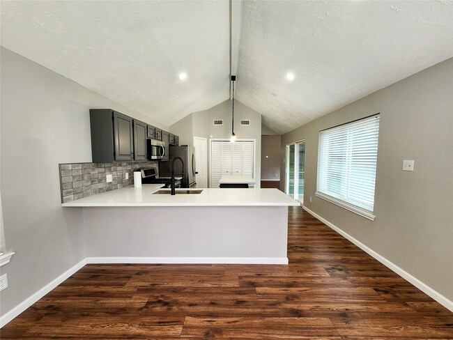 Building Photo - 2118 Creston Dr