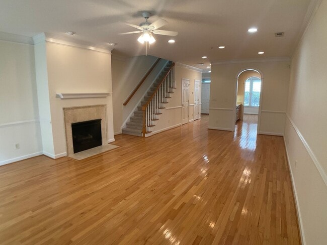 Building Photo - Gorgeous Condo in the heart of Chapel Hill