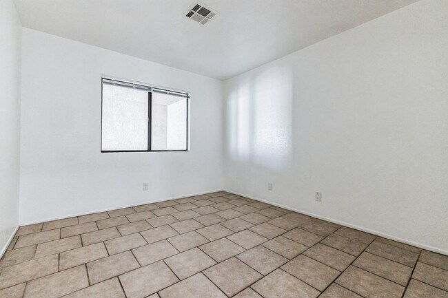 Building Photo - 78683 Ave 42