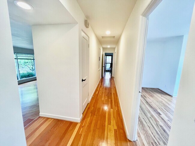 Building Photo - Charming  home on quiet street, great loca...