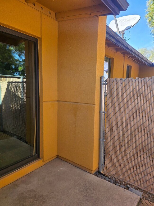 Building Photo - Spacious Large 2BR 1BA Condominium w/ Pool & Spa Access • Freshly painted in Tucson