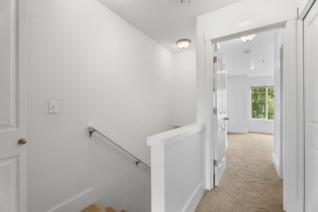 Building Photo - Spacious 3-Level Townhome for Rent in Prim...