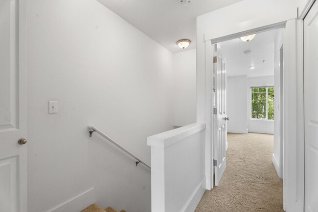 Building Photo - Spacious 3-Level Townhome for Rent in Prime Location