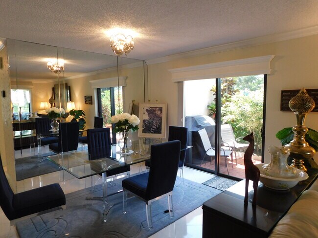 Building Photo - 9285 Vista del Lago