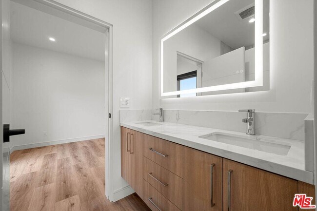 Building Photo - 1920 S Sherbourne Dr